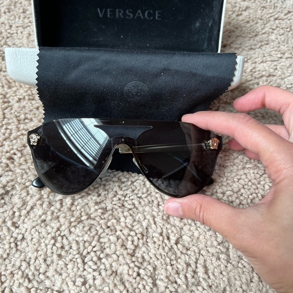 VERSACE MEDUSA VISOR SUNGLASSES - Picture 3 of 7